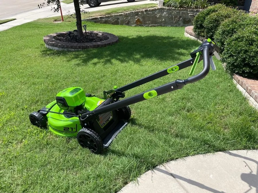 Greenworks 80V 21-Inch Self-Propelled Lawn Mower - Image 3