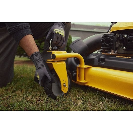 DEWALT 28 in. 224cc 3-in-1 Self-Propelled Gas Push Lawn Mower - Image 7